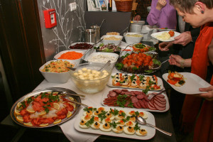 ein Dinner mit ausgesuchten russischen Spezialitäten, zubereitet im Cafe Anders, unter Mithilfe einiger SPD-Kreistagskandidaten