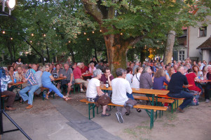 Der Biergarten des "Anker" war bis auf den letzten Platz gefüllt.