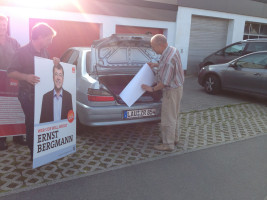 Prüfender Blick - passt das ins Auto rein?